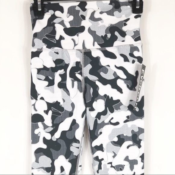 NWT EVCR B/W Camo Print 22" Crop Leggings Black Gray XSmall - Picture 4 of 8